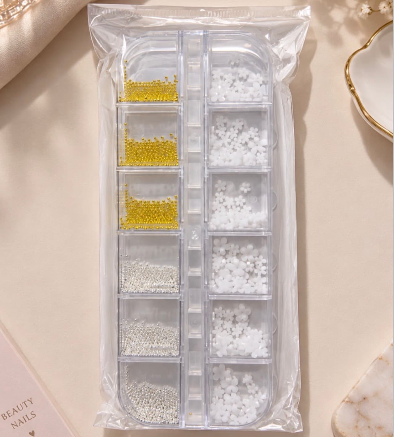 Kit Décoration Ongles Fleurs Blanches & Micro-Billes Dorées/Argentées)
