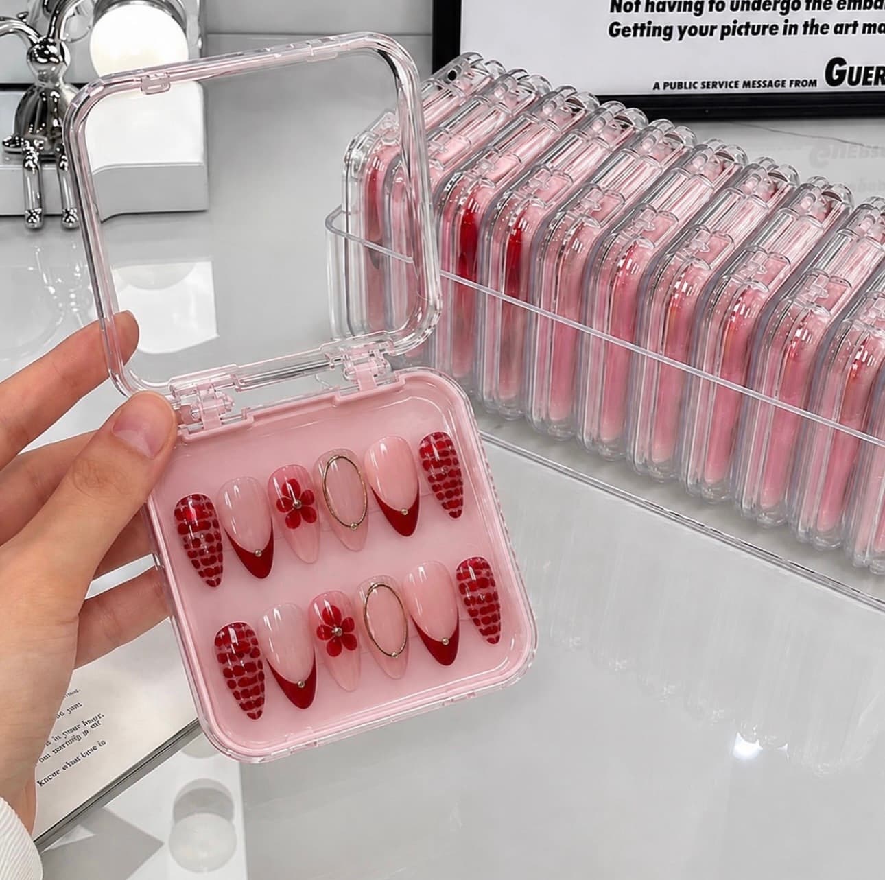 Boîte d'Emballage Transparente Rigide pour Press-On Nails – Fond Rose